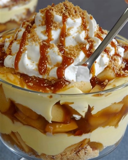 Toffee Apple Trifle Ingredients: 6 medium apples, peeled, cored, and diced 1 tablespoon lemon juice 1 cup brown sugar 1 teaspoon cinnamon 1 cup heavy cream ...... Full Recipe in Coʍmеոτ 💬 | The Saucy Plate