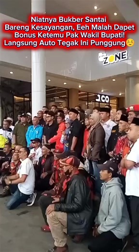 Definisi rezeki nggak kemana. Mau bukber malah ketemu Bapak Wabup Ganteng di tempat yang sama. Sehat-sehat ya Abi Ramzi sukses bersama Kang Wahyu mewujudkan Cianjur Era Baru....Aamiin #Ramzy #abiramzi #cianjurerabaru #KangWahyu #fyp