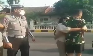 Viral Video Oknum TNI Tantang Polisi, Nyaris Adu Jotos saat Ditegur Tak Pakai Helm - Tribun-timur.com