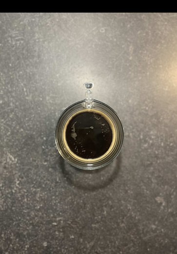 ☕️ TUTO CAFÉ MOKA Aujourd’hui on voit comment faire un café avec une cafetière italienne (Moka) : simple, propre, efficace ✨ Ingrédients / matériel : • Cafetière italienne (3 parties) • Café moulu • Eau tiède • Plaque ou feu Étape 1 : On démonte la cafetière en 3 parties. Ça permet de bien préparer chaque élément et éviter les fuites. Étape 2 : On verse l’eau tiède dans la base, jusqu’à juste en dessous de la valve. Étape 3 : On place le filtre puis on ajoute le café moulu. • Remplir sans débord
