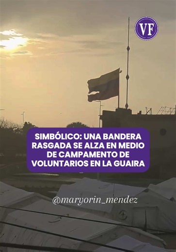UN PAÍS GOLPEADO POR LA TRAGEDIA 🇻🇪 Una bandera de Venezuela rasgada y deteriorada ondeando sobre un campamento de atención humanitaria en La Guaira se convirtió en una de las imágenes más simbólicas de la emergencia provocada por los terremotos del pasado 24 de junio, que ya dejaron más de 2.500 fallecidos. El video fue publicado por la periodista Maryorin Méndez y muestra un campamento instalado por funcionarios de Protección Civil junto a otro levantado por la organización humanitaria Samar