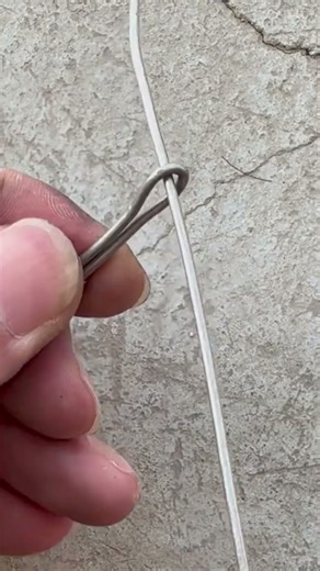 the stage of making a knot when joining cables with a tight tie