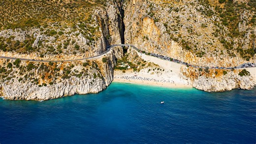 Pourquoi cette route a-t-elle été construite à travers une immense falaise ?
