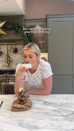 Ashleigh Mogford 👩🏼‍🍳 on Instagram: "AD | Nothing says “F the to do list” like a White Christmas Margarita. 🎄 And: GUESS BLOODY WHAT? Myself and @ninjakitchenuk want to give two of you a Ninja Slushi maker for your drinks over Christmas! Just like & comment a ❄️ under this reel and we’ll pick TWO of you on Sunday 21st December 2025 💕💕💕 The White Christmas Margarita recipe is: 1.5oz tequila 2 oz coconut milk 1/2 oz orange liqueur 1/2 oz lime juice (makes 1) Desiccated coconut and maple syr