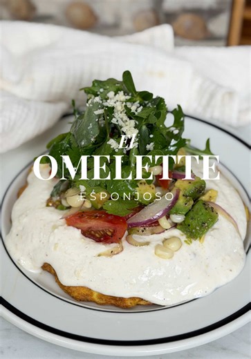 Huevos a huevo 🍳Cap 43: Omelette esponjoso con jocoque ¿Quién dijo que comer huevo es aburrido? Cremoso, ácido, caliente, fresco… todo en un solo plato. Y sí, ese omelette infladito es el protagonista. Me inspiré de la chef Sian, utilizando unos toques más mexicanos . quiero saber 👇 ¿Qué capítulo de huevos a huevo ya probaste? . . . #casanovacooks #huevosahuevo #desayuno