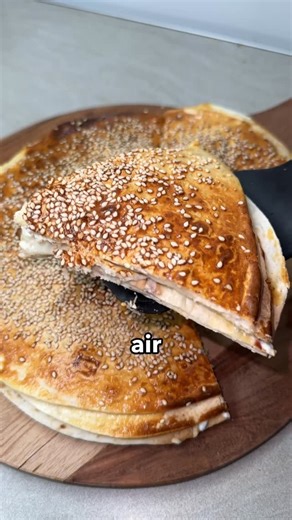 Georgios omirou on Instagram: "Χωριάτικη τυρόπιτα με τορτίγιες -5 τορτίγιες -2 αυγά -200 γρ φέτα -80 γρ τυρί γκούντα τριμμένο -200 γρ γιαούρτι -αλάτι -σουσάμι Ετοίμασε τη γέμιση με τα αυγά και το γιαούρτι ανακατεύοντας τα μαζί. Μέσα σε ένα ταψί ή στο air fryer βάλε μια τορτίγια και από πάνω 2 κσ από τη γέμιση, ξανά τορτίγια από πάνω και ξανά γέμιση, από πάνω θριμματισμένη φέτα και το γκούντα, από πάνω ξανά τορτίγια με γέμιση και μετά επανέλαβε το ίδιο. Πασπάλισε σουσάμι και ψήσε μέχρι να πάρει χ