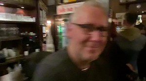 …unfassbar, wir sind immer noch geflasht und sprachlos. Gebucht waren wir für eine Firmenfeier im Irish Pub, Bad Neuenahr. Heimlich von unserer guten Seele Milan über Wochen initiiert wurde eine „Freunde-Abschiedsfeier“ mit vielen alten Bekannten und lieben Menschen die uns auf unserer jahrelanger Tour begleitet haben. Wir waren oft den Tränen nah. Ihr macht’s uns nicht einfach aufzuhören. All diese Momente werden für uns unvergesslich bleiben. Wir können uns nur tausendfach bedanken. UND! Danke