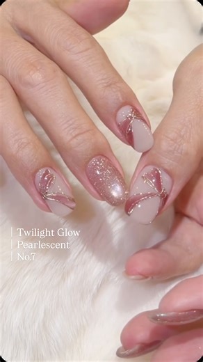 Blooming Art. by summer on Instagram: "紅絲絨緞帶蝴蝶結~~~~~~🎀 好適合即將到來的耶誕🎄😍 R06｜紅絲絨Red Velouté（蝴蝶結緞帶） R15｜晨曦玫瑰Dawn Rose （打底色是A76｜金屬細邊線條是A71再暈上V18香檳奶茶鏡面）"