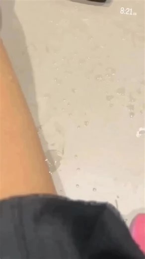 Kirati on Instagram: "日本利用压电瓷砖将脚步转化为电能。这些瓷砖捕捉来自你脚步的动能。当你行走时，你的重量和动作会对瓷砖产生压力。瓷砖会轻微弯曲，从而产生机械应力。瓷砖内部的压电材料将这种应力转化为电能。每一步都会产生少量电荷，而数百万步结合在一起就能产生足够的电力来驱动 LED 灯、数字显示屏和传感器。在像涩谷车站这样繁忙的地方，每天大约有 240 万个脚步为这一系统作出贡献。这些电能可以被储存或立即使用，从而减少对传统电力来源的依赖，并支持可持续的城市基础设施。这种方法将日常运动转化为实用的可再生能源 #日本 #知识 #事实 #你知道吗 #推荐 #科技 #创新 #历史 #技术 #实验 #热门"