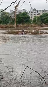 Pune Fire Brigade Rescues Two Drowning Victims from Mutha River in Quick Response Operations Pune, 30th August 2024: Due to the prompt action of the Pune Fire Brigade, two people who were drowning in the Mutha river were rescued. These incidents occurred at Bhide Bridge and Karve Nagar. Today, around 1:30 p.m., the Fire Brigade was alerted that one person had been swept away from the riverbed near Bhide Bridge area. Kamlesh Chaudhary, head of the Kasba Peth Fire Station, and his team quickly res