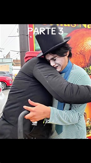 Emotivo reencontrar a joven mimo con su padre