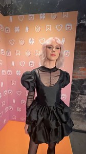 Just one look and we’re hooked with this dreamy baby pink #COLORCRAFTERS 💕 Global Colour Ambassador [@]arjanbevers (via Instagram) serves up a layered blonde cut, finished with a #ChromaID custom-made colour mask at the backwash! 🎨 *Formula* 👉 lightened using #BLONDME Premium Lightener 9 with BLONDME Premium Developer 6% | 20 Vol. Toning: #IGORAVIBRANCE 9.5-49 10-5 9.5-98 with IGORA VIBRANCE Activator Gel/Lotion 1.9% | 6 Vol. All the hair inspo we need... who else adores this look? 😍 www.sch