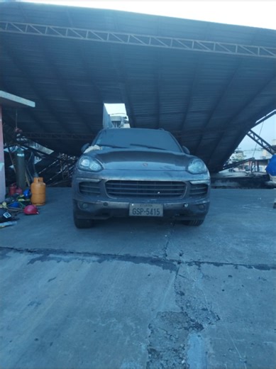 Rescate de un carro atrapado en escombros en Guayaquil