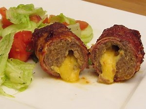 Perfekte Anleitung zu Rollen aus Bratwurst Brät mit Bacon und feuriger Füllung mit Käse Käse-füllung