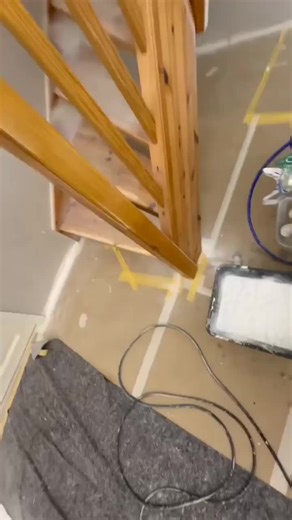How to paint an open staircase? 🤔Why not use the Graco GX21? Its light-weight Contractor PC Compact Airless Spray Gun offers the comfort and manouvrability needed to achieve a perfect finish in even the tightest spaces. 🎥: Malernylund #graco #gracocontractorclub #GX21 #contractorpccompactgun #paintspraygun #airless #paintspraying #paintcontractor