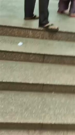 #Delhi #WATCH कल से कड़कड़डूमा कोर्ट का एक विडियो वायरल है, जिसमें कोर्ट परिसर में ही वकील पर चाकू से हमला करने के आरोप लगाए जा रहे हैं। मगर वकीलों ने क्या किया यह किसी ने नहीं दिखाया। दरअसल हुआ यह कि कल पॉक्सो के एक मामले में कोर्ट ने पॉक्सो की धारा को हटाने की बात कही। जिस पर पीड़ित पक्ष के वकील आग बबूला हो गए। बाहर आकर आरोपी पक्ष से बहस करने लगे। वकील की विडियो बनानी शुरू की तो वह मारपीट पर उतर आए। इसके बाद 40-50 वकील बुलाकर पूरे परिवार पर हमला किया। महिलाओं तक को बेरहमी से पीटा। आरोप है कि इ