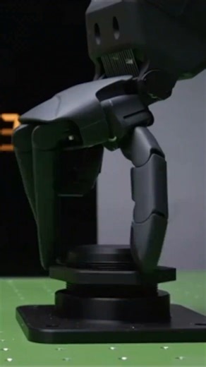 别眨眼！机器人灵巧手拧螺丝快出“无影手”（来源:人民日报）Don’t blink! Watch the robot hand tighten a screw