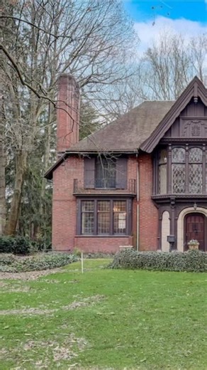 Homes With Max on Instagram: "Flashback to my tour of this 1920s time-capsule mansion! This is what it looked like when it last sold in 2024 — original woodwork, leaded glass windows, built-ins galore, vintage kitchens and bathrooms… 1 year later it’s back on the market after a frankly tragic flip. Witness the horror for yourself on my profile, it should be my second most recent video. #vintagehome #vintagehomecrush #housetour #oldhouselove #flippinghouses"