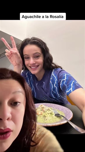 Acá te platico un poco del muy popular aguachile de la Rosalía y algunos comentarios y receta para que prepares el tuyo. Puedes añadirle mas chiles (chiltepín, habanero, hasta chiles secos) #food #receta #recetasfaciles #reaction #rosaliamotomami