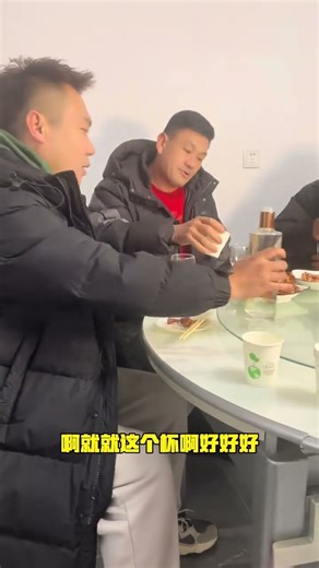 After being caught fidgeting at the dinner table #Funny#Funny video#Xiao Ge Ge#Cheers