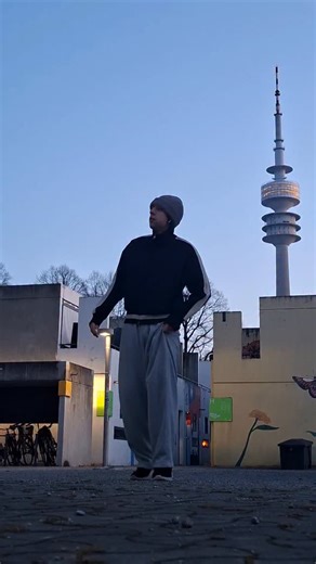 Benja on Instagram: "La vdd me gustan mucho este tipo de canciones y queria probar, aprovechando el fondo afuera de la casita recién caché😔🙏 Song: @lngshot4sho @lngshot_chile #moonwalkin Choreo by me #dance #kpop #moonwalkinlngshot #lngshotmoonwalkin"