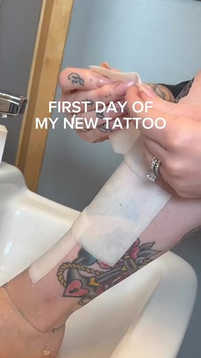 5.7K views · 37 reactions | A professional tattoo artists' guide to healing new tattoos, with Mad Rabbit Sponsored Artist microluxetattoos  STEP 1: Start with using a Repair Patch for up to 8 hours. STEP 2: Cleanse with a gentle, unscented soap. STEP 3: Pat dry with a paper towel. STEP 4: Apply Soothing Gel with clean hands.  And repeat steps 2-4 for 14-20 days #MadRabbit #BetterTattoosNeedBetterCare #tattoocare #tattooaftercare #tattoohealing | Mad Rabbit Tattoo | Facebook