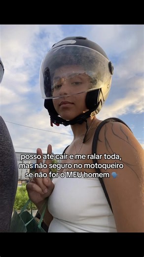 Meme Engraçado sobre Moto e Carro Movido a Água