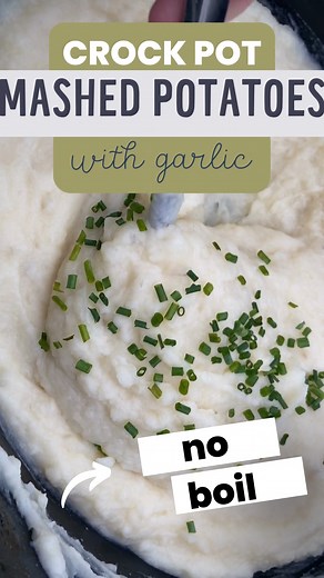 Creamy crock pot mashed potatoes are so easy to make! These slow-cooker mashed potatoes are perfect for the holidays and Thanksgiving. Recipe- https://www.crockpotsandflipflops.com/slow-cooker-garlic-mashed-potatoes/ | Crockpots and Flip Flops