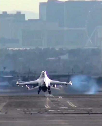 F-16 Landing vs Navy F-18 Landing