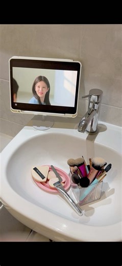 Let’s just say I didn’t get much done 🫢🍀 @realtechniques @Spectrum Collections @Flower Knows Makeup @Netflix Korea #canthislovebetranslated #goyounjung #kimseonho #netflix #이사랑통역되나요