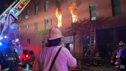 Early video from Manhattan apartment fire - Statter911