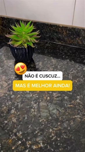 Receitas Simples Fitness on Instagram: "Não é cuscuz… mas fica tão bom quanto (ou até melhor)! 😉 Quer perder de 4 a 6kg até o natal com uma dieta gostosa, com aquilo que você gosta e sem frescura? Cometa “EU QUERO” para receber nossas receitas! 😍 ⸻ 📝 Ingredientes: • 80g de flocos de milho (peso seco) • Água para hidratar • Sal a gosto • 2 ovos inteiros • 100g de frango desfiado • 60g de requeijão light • 40g de queijo muçarela • 1 colher (chá) de fermento químico ⸻ 👨‍🍳 Modo de preparo: 1. H