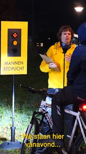 Fietsersbond on Instagram: "In Amersfoort lieten @maartje.de.goede en @lisa_strijbosch mannen even stilstaan. Letterlijk. Bij het Mannenstoplicht vroegen ze: hoe maak jij het fietspad veiliger voor anderen? Veel mannen bleken nooit zo te hebben nagedacht over hoe het voor vrouwen was om door het donker te fietsen. Sommigen dachten bij veiligheid alleen aan gladheid, niet aan sociale veiligheid. Anderen realiseerden zich ineens hoe hun gedrag over kan overkomen. En hoe je toch kunt helpen, zonder