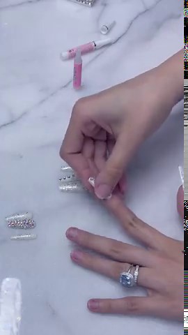 3.3M views · 69K reactions | ‏تعالوا يا وظاويظ اعلمكم أحلى طريقة لتركيب الأظافر بشكل سريع و مميز أظافر بال كريستال في البيت بسهولة Easy DIY Crystal press on gel nails at home | Mariam George مريم جورج | Facebook