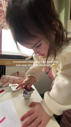 personally, i love seeing an ipad-less kid anywhere!!! stacking the jams and playing with the sugar packets is a huge part of childhood! 👏🏼 #toddler #kids #ipadkids #ipadkidsarescary #screenlessactivities