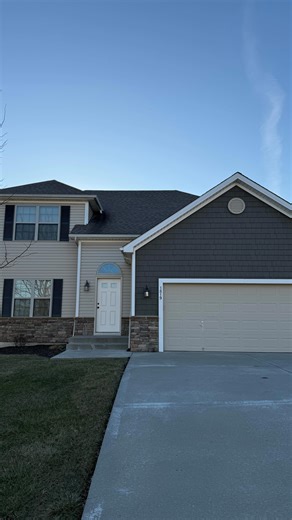 here is a glimpse of our two-story house located in northern KC. 3 bedrooms | 3 baths | 1734 sq ft If you would like to take a tour and see more, please contact us at (816) 656-2099 #kansascity #FalconFallsKC #KansasCityApartments #NorthlandKC #NowLeasing | Falcon Falls Apartments and Homes