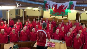 ⚽️ 🏴󠁧󠁢󠁷󠁬󠁳󠁿 As the excitement builds towards the Wales v Ukraine Football World Cup Playoff on Sunday, here’s something to whet the appetite. . Dafydd Iwan’s ‘Yma O Hyd’! We recorded this at rehearsal recently with the amazing Andy Mulligan on guitar, Deputy MD, Ryan Wood on keys and soloists, Richard Elfyn and Tony Jones. Mwynhewch! Ymlaen Cymru! Come on Wales! ⚽️ 🏴󠁧󠁢󠁷󠁬󠁳󠁿 | Treorchy Male Choir