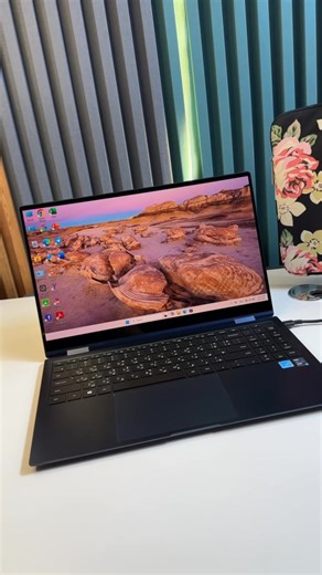 ‏Samsung Galaxy Book Pro 360 15 (NP950QDB) بمواصفات مميزة تجمع بين الأناقة والسرعة والمرونة في الاستخدام: ✨ التصميم: • جهاز نحيف جداً وخفيف الوزن – مناسب للحمل اليومي والعمل خارج المكتب • لون حبري أنيق يعطي مظهراً احترافياً راقياً • تصميم قلاب 360° يتحول بسهولة من لابتوب إلى تابلت 🖥 الشاشة: • شاشة 15 بوصة Super AMOLED مذهلة • ألوان حقيقية ووضوح عالي جداً مناسب للتصفح، التصميم، ومشاهدة المحتوى • مريحة للعين مع سطوع ممتاز ⚙ الأداء: • معالج Intel Core i7 الجيل 11 بسرعة عالية يضمن سلاسة في العمل • 