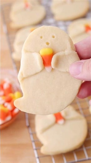 Boo! Make these cute ghost cookies 👻fun #halloweentreats #halloweencookies