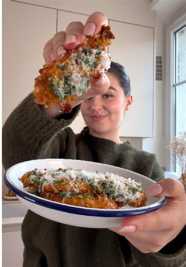 ✨ TENDERS AIL & PARMESAN 🍗🧄 Les tenders c’est déjà une folie… mais alors version ail et parmesan ?! Là on est sur un autre niveau 🤤 Et comme je fais jamais comme tout le monde, au lieu de te proposer une recette spéciale Saint-Valentin… je te propose une recette parfaite si t’as pas de date 🤣 Parce que clairement, après ça, le bisou c’est optionnel… Mais par contre… niveau goût, on va se régaler ! Je t’ai même fait une version aux corn flakes ultra crispy, bien dorée, bien croustillante ! Al
