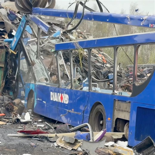Bus gets torn apart for recycling #scrapyard #automotive #bus