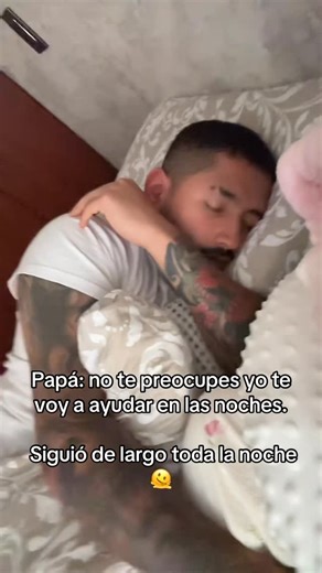 Juliana Castrillon | Vida de Mamá on Instagram: "Jajajaja ese papito 🤣🤣❤️ #humor #maternidad #papá"