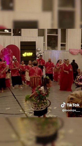 Full performance and the hype keeps increasing till the end. Three-day wedding celebration and this was on day two celebrating Tongan style with all the traditions. To top off this performance, the Nobel’s wife Lady Fakatulolo who’s song was written for was also present. That too was an honor. She joins in on the support towards the end. Teach them young and keep our culture alive! #polytiktok🇦🇸🇼🇸🇹🇴🇫🇯 #tongantiktoks🇹🇴 #polynesian #tonga #polynesiandance