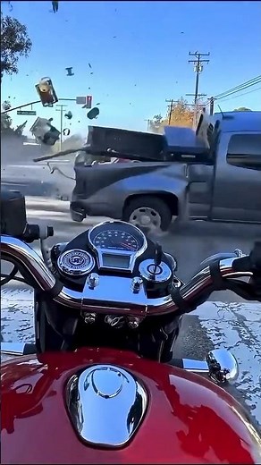 When a Simple Drive Turns Into a Disaster😳!! please subscribe 🙏🏻#shorts #cars #incdent#fyp #viral