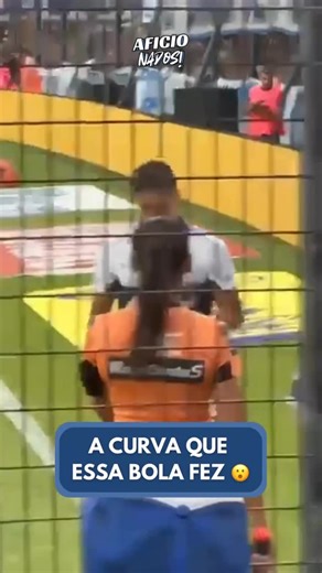 Aficionados on Instagram: "No último dia 25, o Gimnasia La Plata começou o Torneo Apertura 2026 com vitória importante ao bater o Racing por 2 a 1, jogando em casa, no Estádio Juan Carmelo Zerillo, pela Zona B. O destaque da partida apareceu logo no início: aos 10 minutos, o jovem Nicolás Barros Schelotto marcou um golaço olímpico. O atacante cobrou escanteio pela direita com a perna esquerda, colocou uma curva absurda na bola e surpreendeu o goleiro Facundo Cambeses, que não conseguiu evitar o