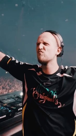 DYEN on Instagram: "HAPPY DAY MY FULL "OORSPRONG" SET IS OUT NOW ON YOUTUBE. BACK TO THE OLDSCHOOL, BACK TO THE BEGINNING. ENJOY 🫶🏼 LOVE YOU ALL. 🎥 : @semtex_media 📽️ : @wijzijntegendraads"