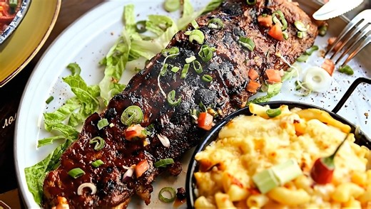 🔥 BBQ Sertés Oldalas – A Cortez egyik legikonikusabb fogása! 🍖 Füstös, szaftos és omlós – pontosan olyan, amilyennek egy tökéletes BBQ-nak lennie kell. A köret? Krémes Mac & Cheese, ami minden falatot még élvezetesebbé tesz. 🧀 Ha igazi tex-mex ízélményre vágysz, ez a fogás kötelező! 😋 📍 Cortez Restaurant & Bar – Budapest 📞 Asztalfoglalás: 36 1 631 21 04 👉 Foglalj online: cortezrestaurante.hu #CortezEtterem #TexMexKonyha #BBQOldalas #MacAndCheese #Gasztroélmény #Budapest | Cortez Restauran