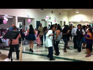 Un cholo bailando cumbias..