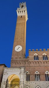 27K views · 272 reactions | Piazza del Campo - Siena La plaza mas bella de Siena de noche!!! Todo un espectáculo!!! Cuando visiten Siena, les recomiendo pasar al menos una noche para poder disfrutar de la belleza nocturna de la ciudad!. Qué ver en Siena https://www.conociendoitalia.com/que-ver-y-hacer-en-siena-en-un-dia-toscana/ Donde alojarse en Siena https://www.conociendoitalia.com/donde-alojarse-siena/ | ConociendoItalia.com | Facebook