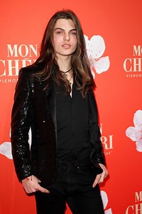 El hijo de Liz Hurley, Damian, firma un contrato con una de las agencias de modelos más importante